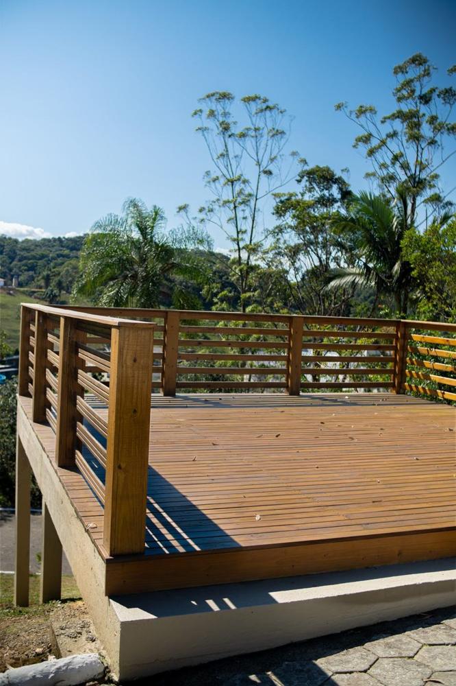 Deck mirante de madeira cercado de vegetação