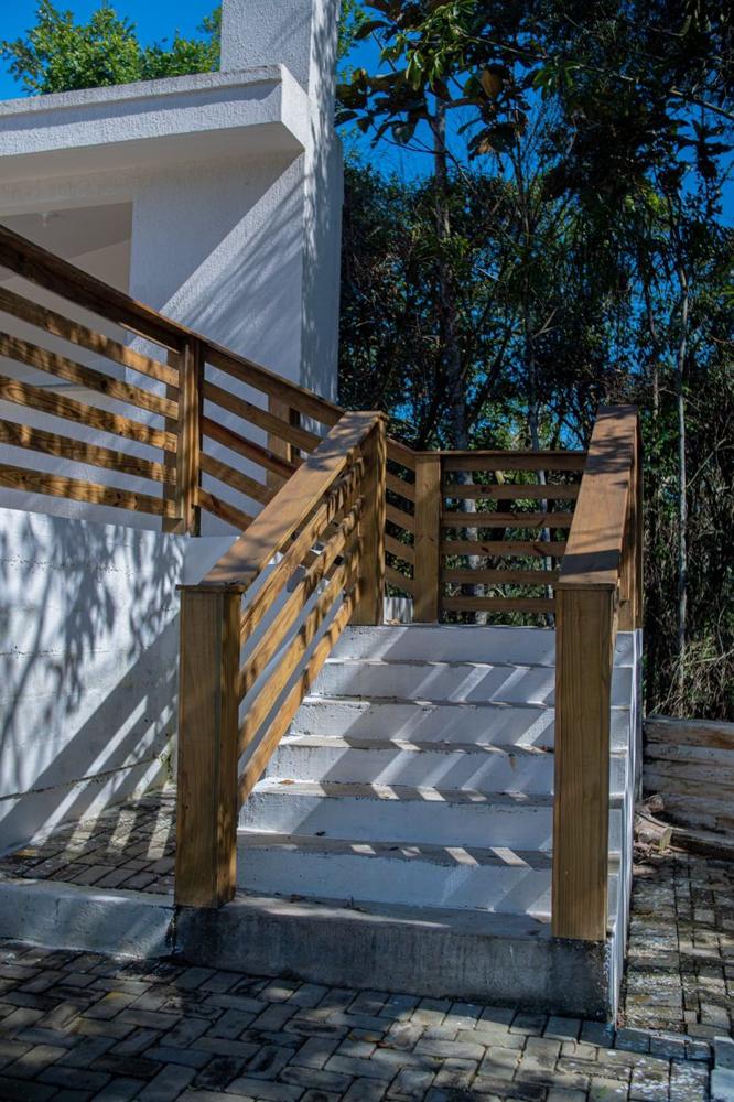 Escada externa com corrimão de madeira