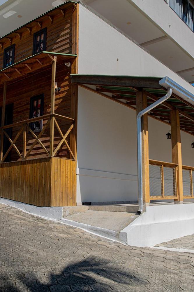 Construção em madeira do Espaço Fogo de Chão, com varanda e guarda-corpo rústico