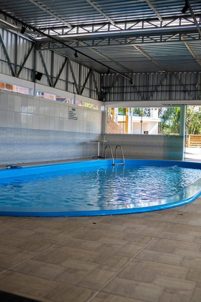 Piscina com o teto fechado